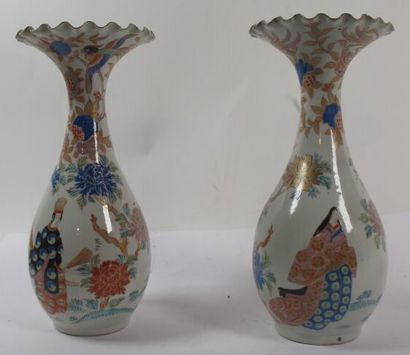 Paire de vases à collerette en porcelaine...