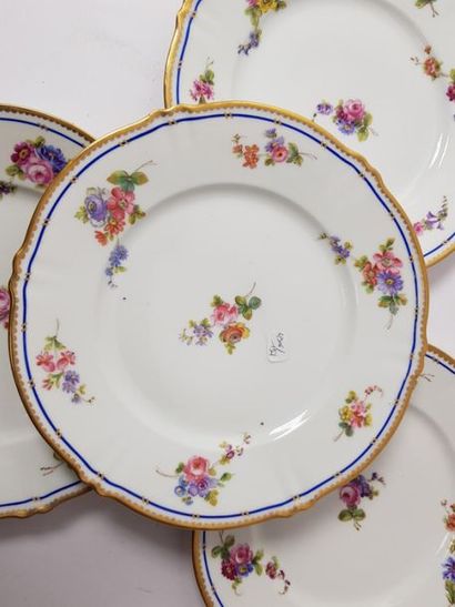 18 assiettes en porcelaine 
(accidents)