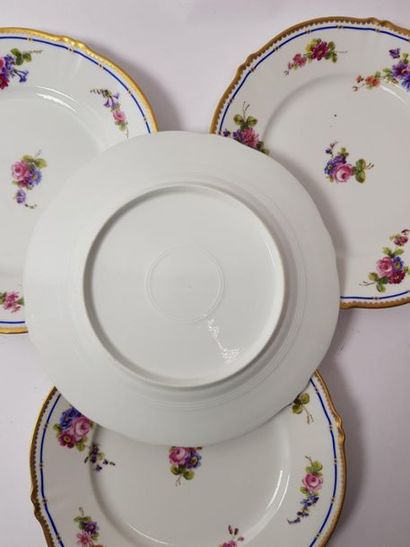 18 assiettes en porcelaine 
(accidents)