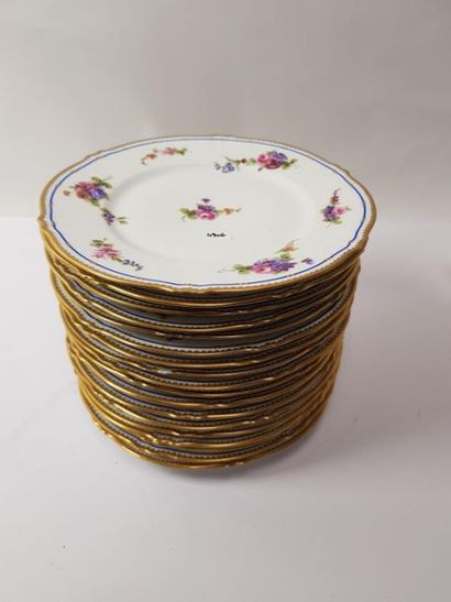 18 assiettes en porcelaine 
(accidents)