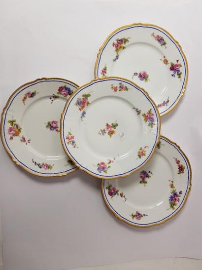 18 assiettes en porcelaine 
(accidents)