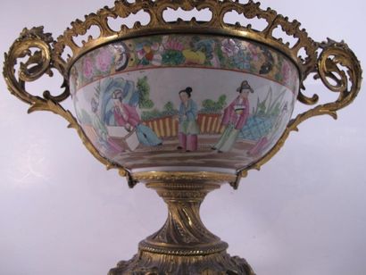 CHINE CANTON
Grande coupe en porcelaine polychrome...
