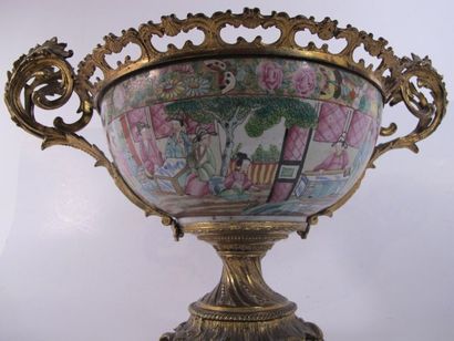 CHINE CANTON
Grande coupe en porcelaine polychrome...