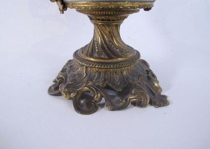 CHINE CANTON
Grande coupe en porcelaine polychrome...