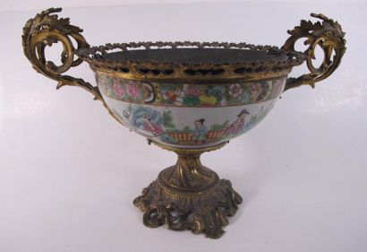 CHINE CANTON
Grande coupe en porcelaine polychrome...