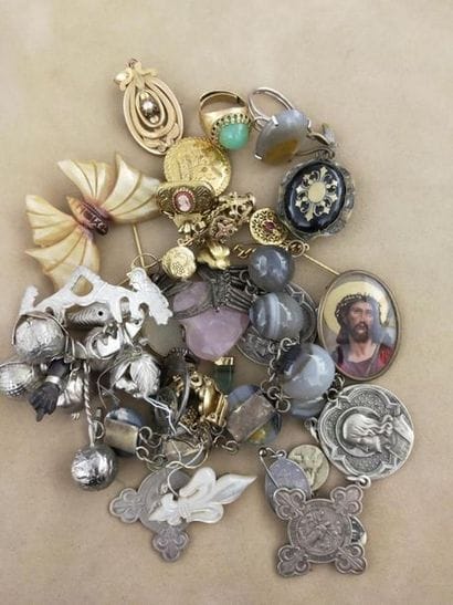 lot bijoux anciens métal et divers, médailles,...