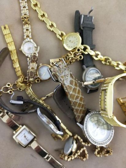 lot d'objets de vitrine et montres