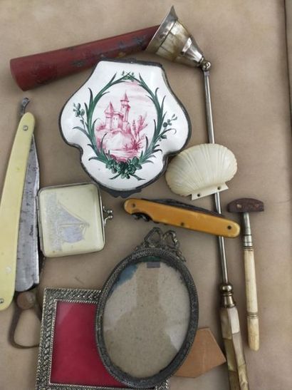 lot d'objets de vitrine et montres