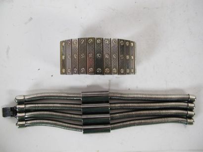 ANONYME 
Bracelet métal doré 6 breloques...