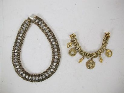 ANONYME 
Bracelet métal doré 6 breloques...