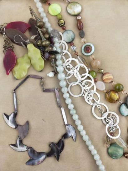 Lot de bijoux fantaisie, colliers perles...