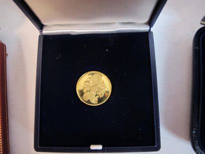 Lot de pièces en argent et billets (dont...