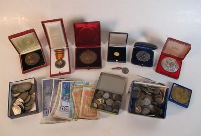 Lot de pièces en argent et billets (dont...