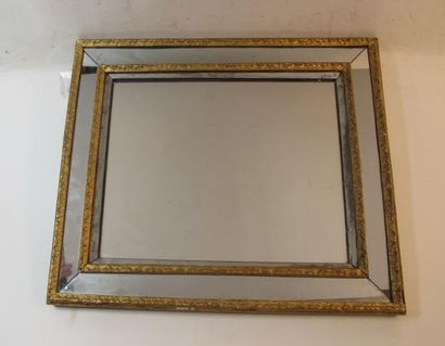 Miroir rectangulaire en bois doré
54 x 47...