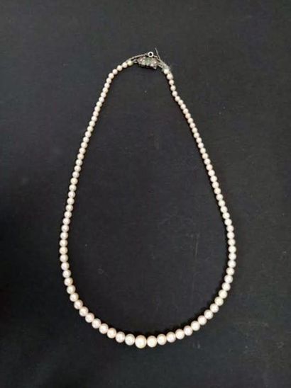Collier à double rangs de perles en chute.
On...