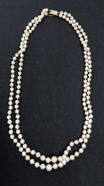Collier à double rangs de perles en chute.
On...
