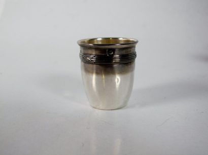 18 petits verres à liqueur en argent 
on...