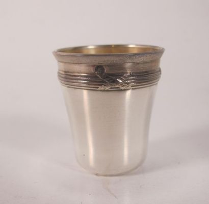 18 petits verres à liqueur en argent 
on...