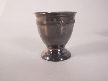 18 petits verres à liqueur en argent 
on...