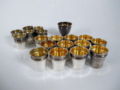 18 petits verres à liqueur en argent 
on...