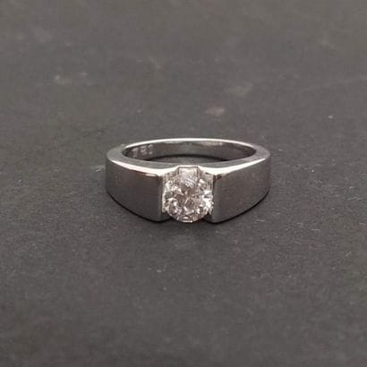 Solitaire en or blanc 18 K (750 millièmes)...