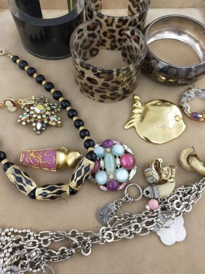 Lot de bijoux fantaisie dont broche poisson...