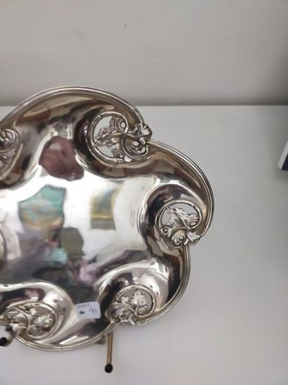 Deux assiettes rondes en argent à bord ajouré...
