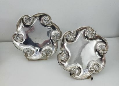 Deux assiettes rondes en argent à bord ajouré...