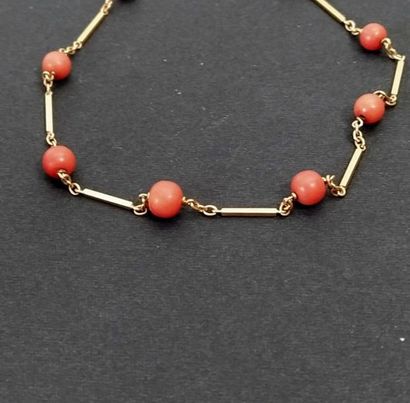 Collier et bracelet de perles de corail alternées...