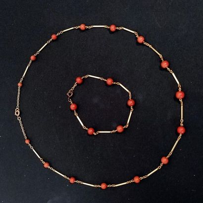 Collier et bracelet de perles de corail alternées...
