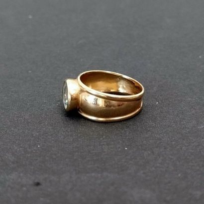 Bague en or jaune 18K serti d'une aigue marine
Poids...