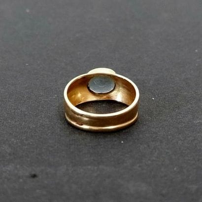 Bague en or jaune 18K serti d'une aigue marine
Poids...