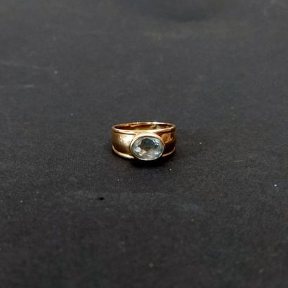 Bague en or jaune 18K serti d'une aigue marine
Poids...
