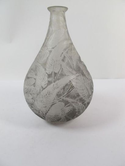 LALIQUE René
Vase bouteille en verre dégagé...