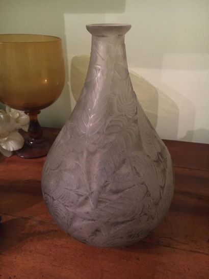 LALIQUE René
Vase bouteille en verre dégagé...