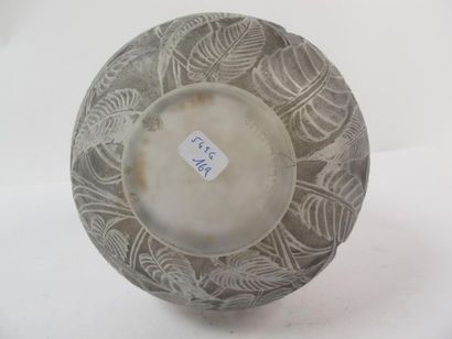 LALIQUE René
Vase bouteille en verre dégagé...