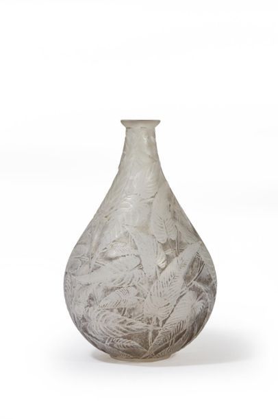 LALIQUE René
Vase bouteille en verre dégagé...