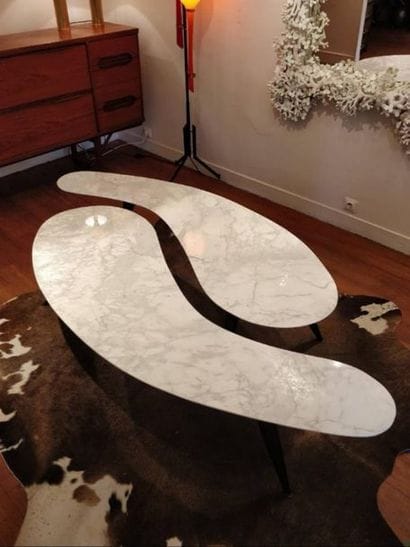 Ensemble de deux tables en marbre sur piètement...