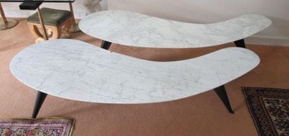 Ensemble de deux tables en marbre sur piètement...