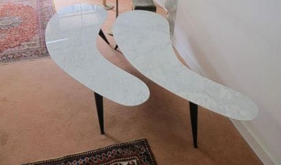 Ensemble de deux tables en marbre sur piètement...