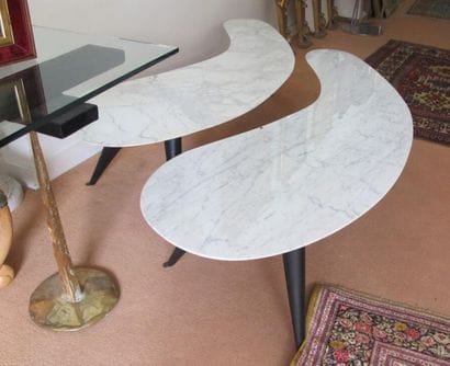 Ensemble de deux tables en marbre sur piètement...