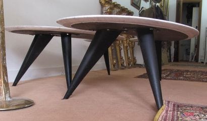 Ensemble de deux tables en marbre sur piètement...