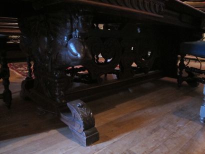 Dining room table in carved wood, the legs...