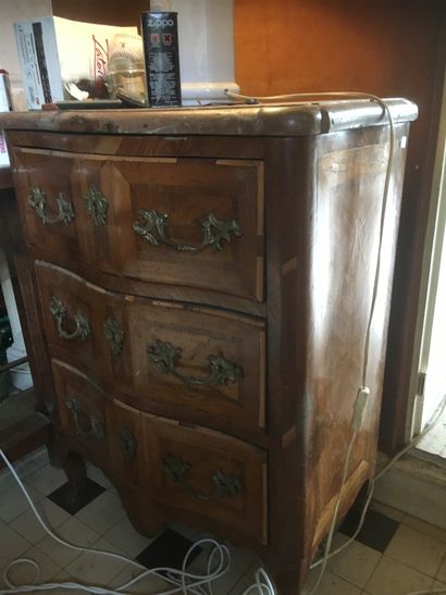Inlaid veneer chest of drawers with three...