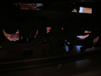 Dining room table in carved wood, the legs...