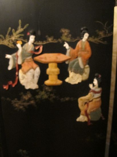 Four-leaf folding screen with character decoration

Work...