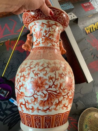 CHINA

Porcelain vase in the form of a baluster...