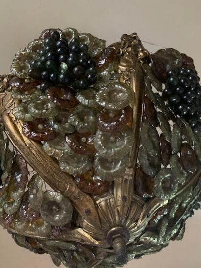 Lustre en bronze doré à décor de grappes...