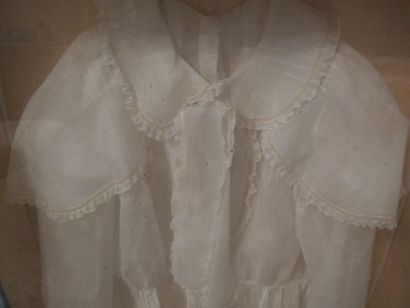 Dress of first comunion in tule and embroidery

Around...
