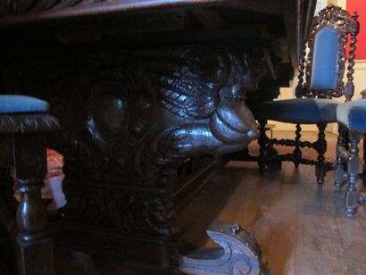 Dining room table in carved wood, the legs...